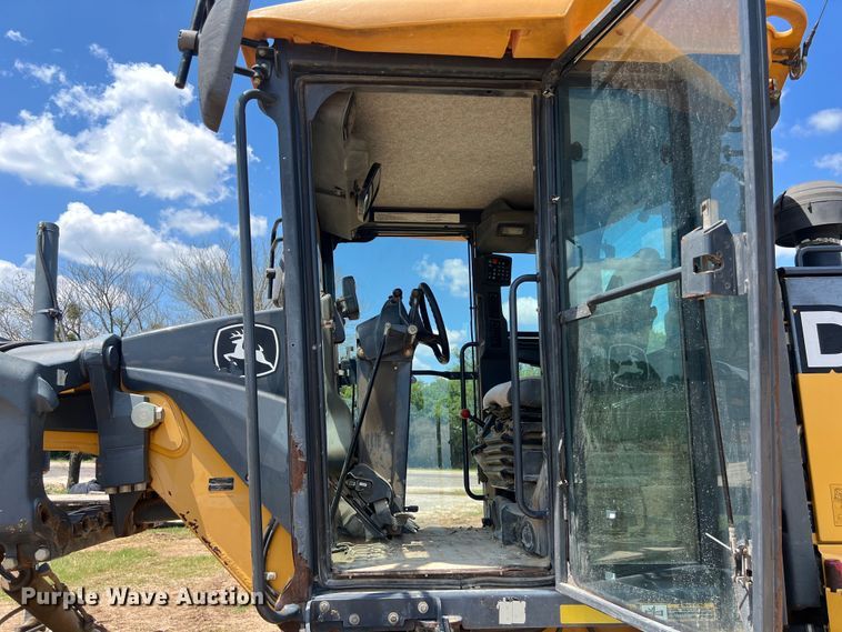 image for item LU9936 2011 John Deere  772G motor grader