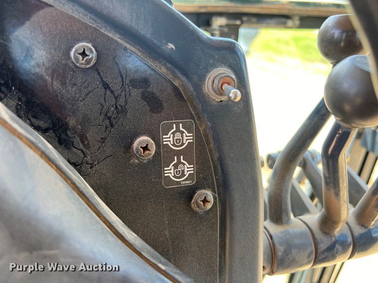 image for item LU9936 2011 John Deere  772G motor grader