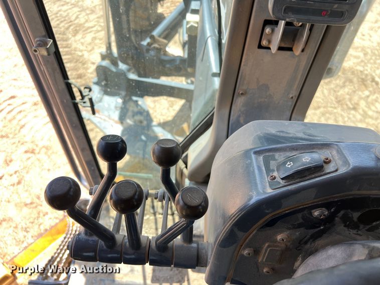 image for item LU9936 2011 John Deere  772G motor grader