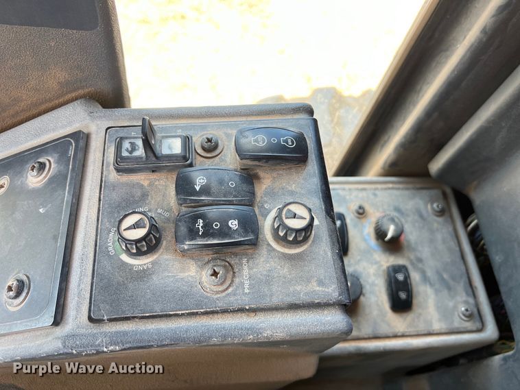 image for item LU9936 2011 John Deere  772G motor grader