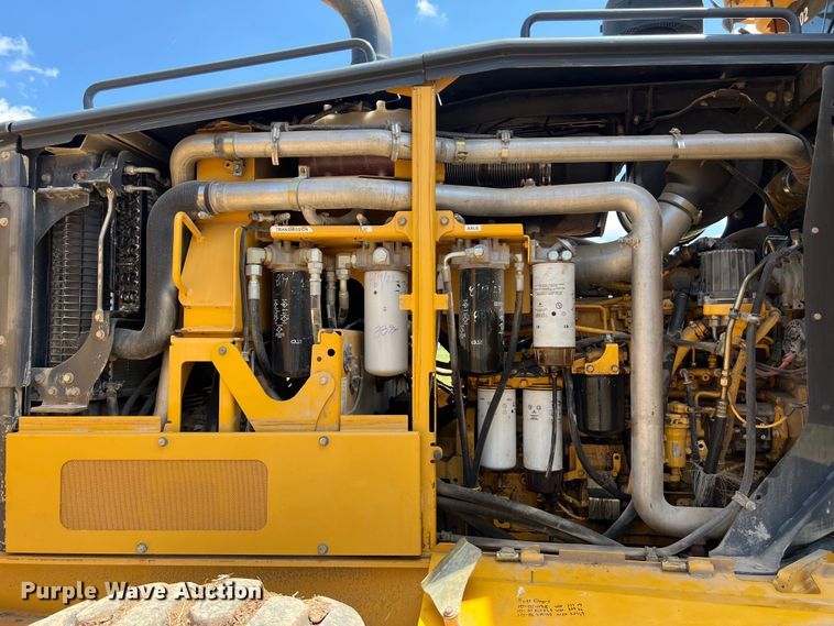 image for item LU9936 2011 John Deere  772G motor grader