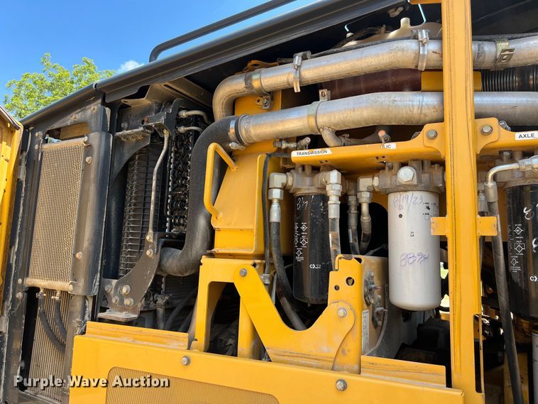 image for item LU9936 2011 John Deere  772G motor grader