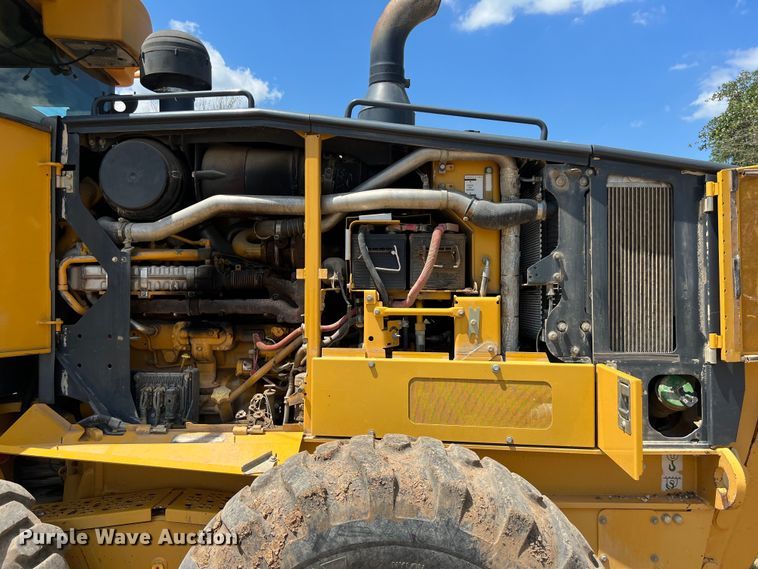 image for item LU9936 2011 John Deere  772G motor grader