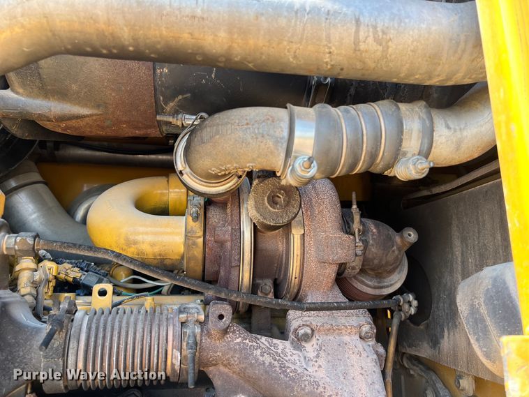 image for item LU9936 2011 John Deere  772G motor grader