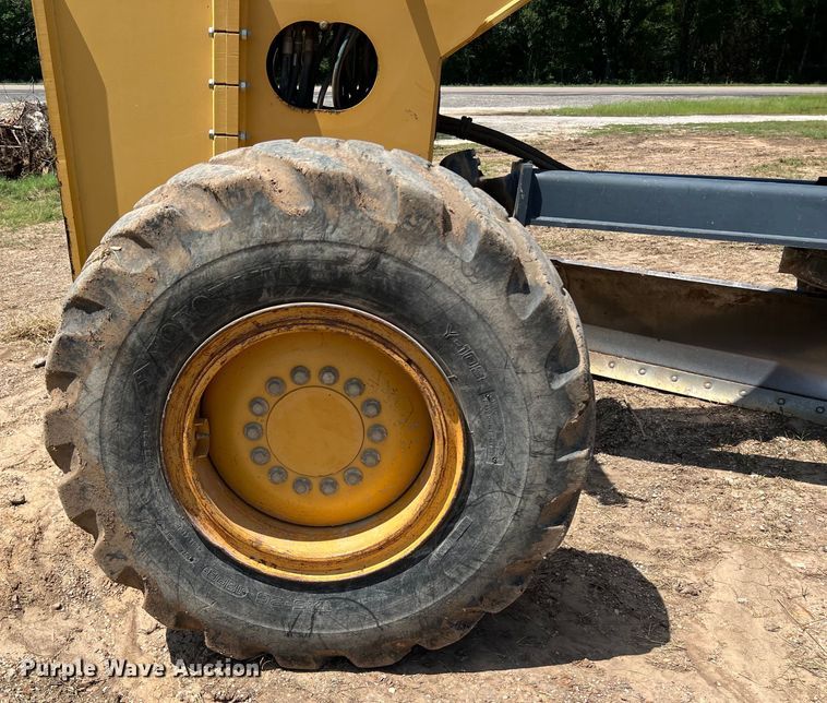 image for item LU9936 2011 John Deere  772G motor grader