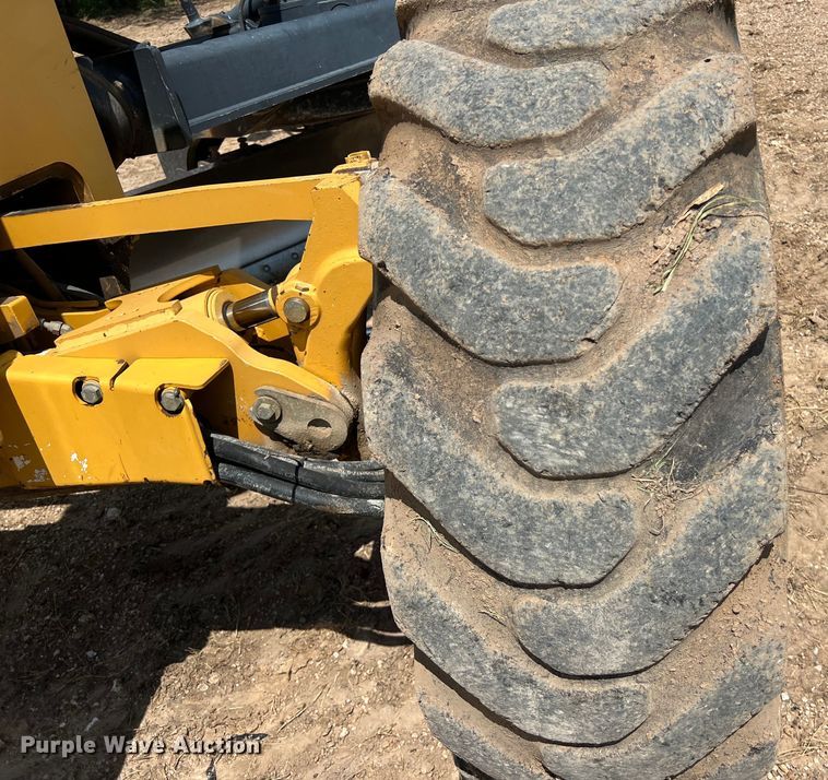 image for item LU9936 2011 John Deere  772G motor grader