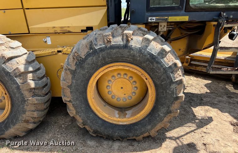 image for item LU9936 2011 John Deere  772G motor grader