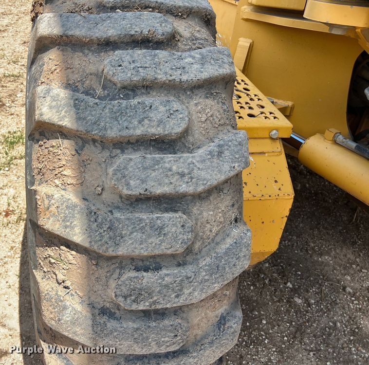 image for item LU9936 2011 John Deere  772G motor grader