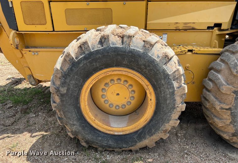 image for item LU9936 2011 John Deere  772G motor grader