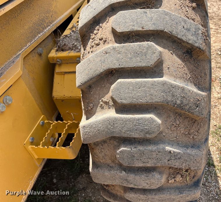 image for item LU9936 2011 John Deere  772G motor grader