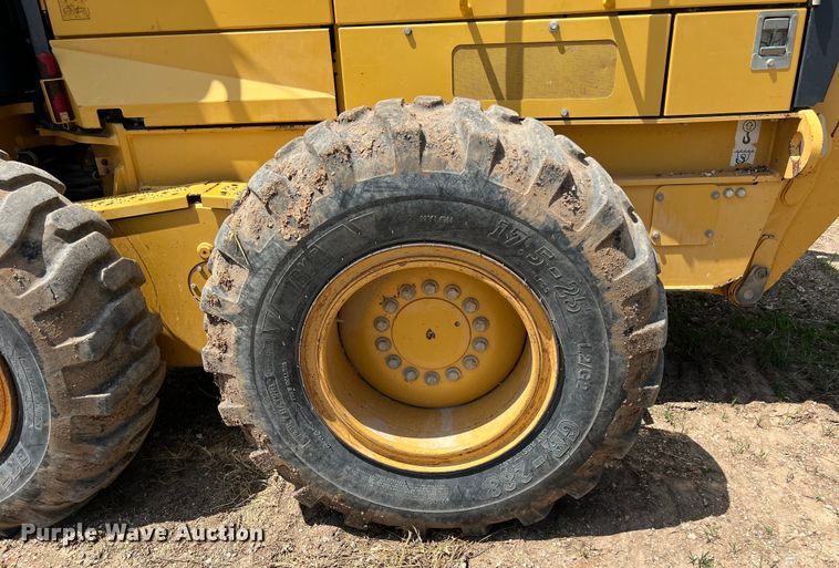 image for item LU9936 2011 John Deere  772G motor grader