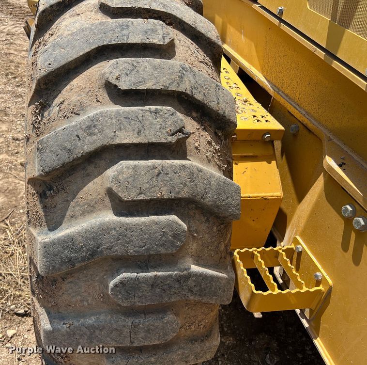 image for item LU9936 2011 John Deere  772G motor grader