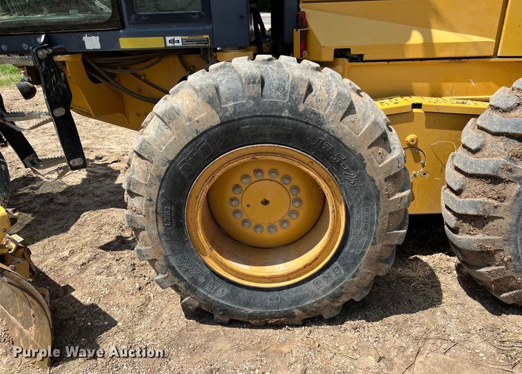 image for item LU9936 2011 John Deere  772G motor grader