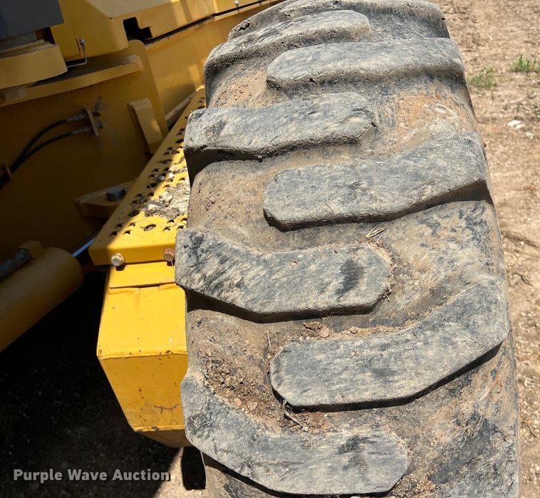 image for item LU9936 2011 John Deere  772G motor grader