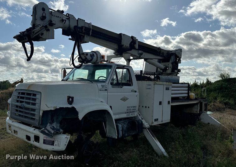 image for item MU9805 1995 Ford  F800 digger derrick truck