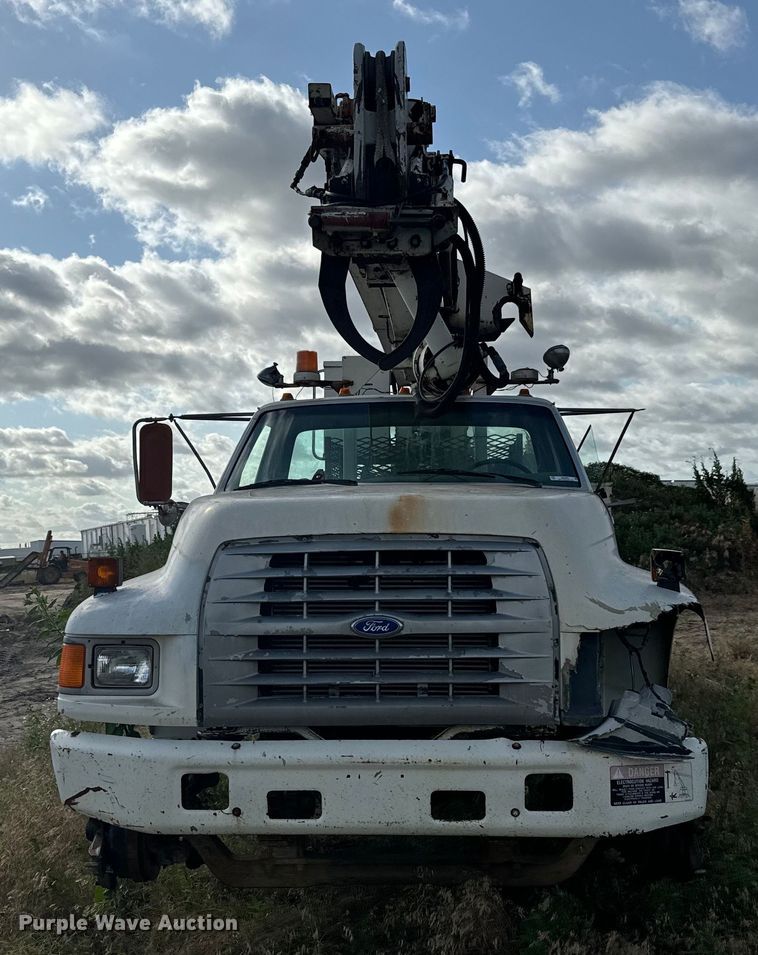 image for item MU9805 1995 Ford  F800 digger derrick truck