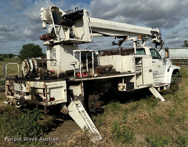 image for item MU9805 1995 Ford  F800 digger derrick truck