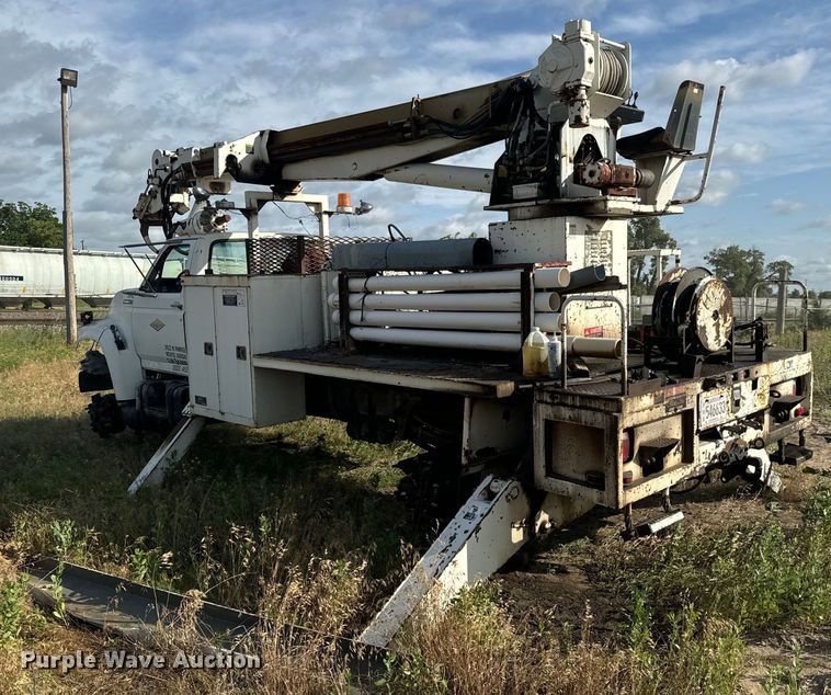 image for item MU9805 1995 Ford  F800 digger derrick truck