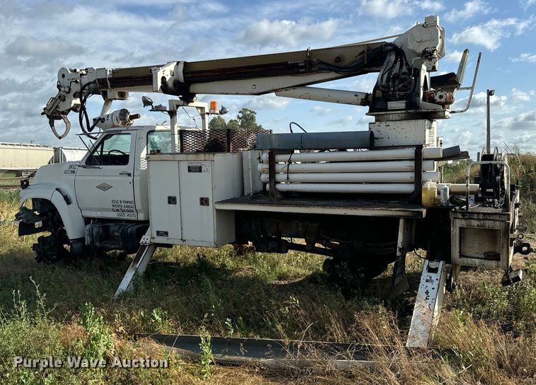 image for item MU9805 1995 Ford  F800 digger derrick truck