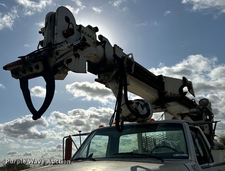 image for item MU9805 1995 Ford  F800 digger derrick truck