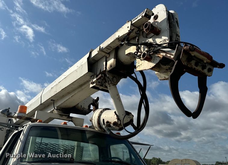 image for item MU9805 1995 Ford  F800 digger derrick truck