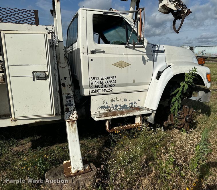 image for item MU9805 1995 Ford  F800 digger derrick truck
