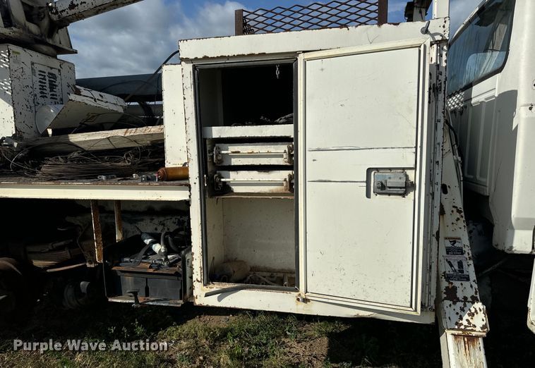 image for item MU9805 1995 Ford  F800 digger derrick truck