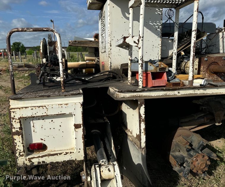 image for item MU9805 1995 Ford  F800 digger derrick truck