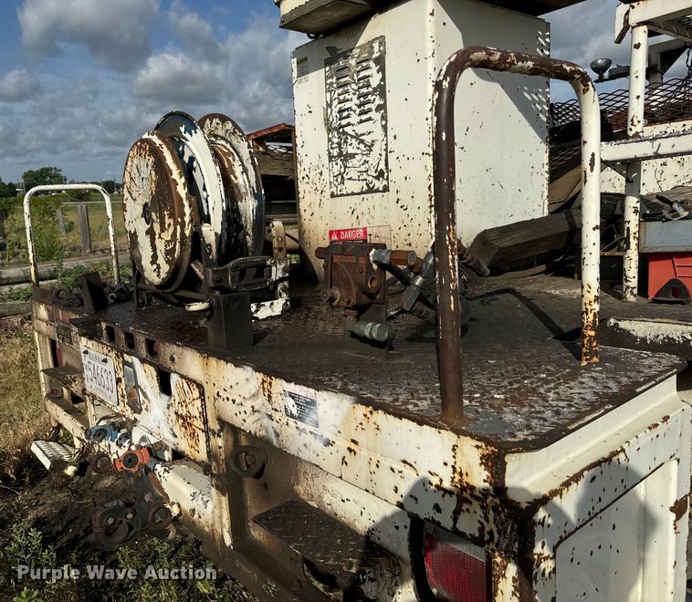 image for item MU9805 1995 Ford  F800 digger derrick truck