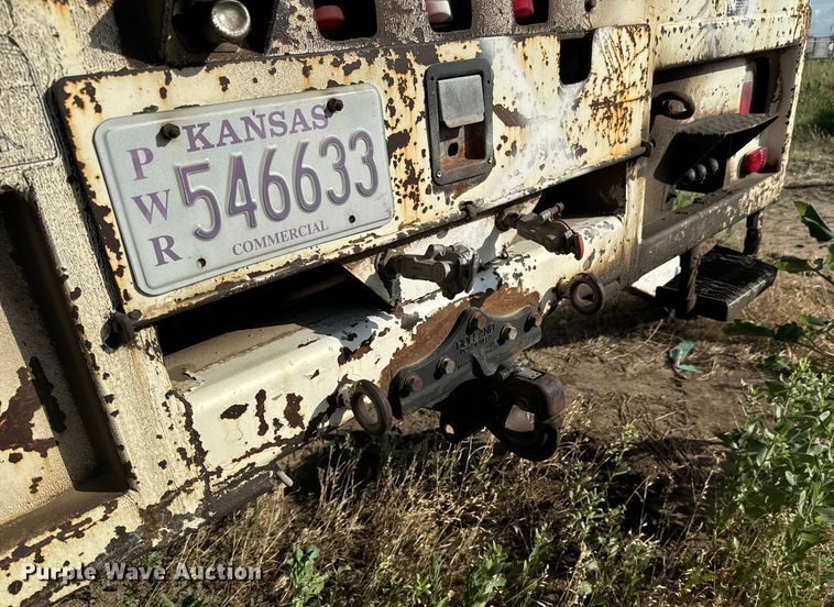 image for item MU9805 1995 Ford  F800 digger derrick truck