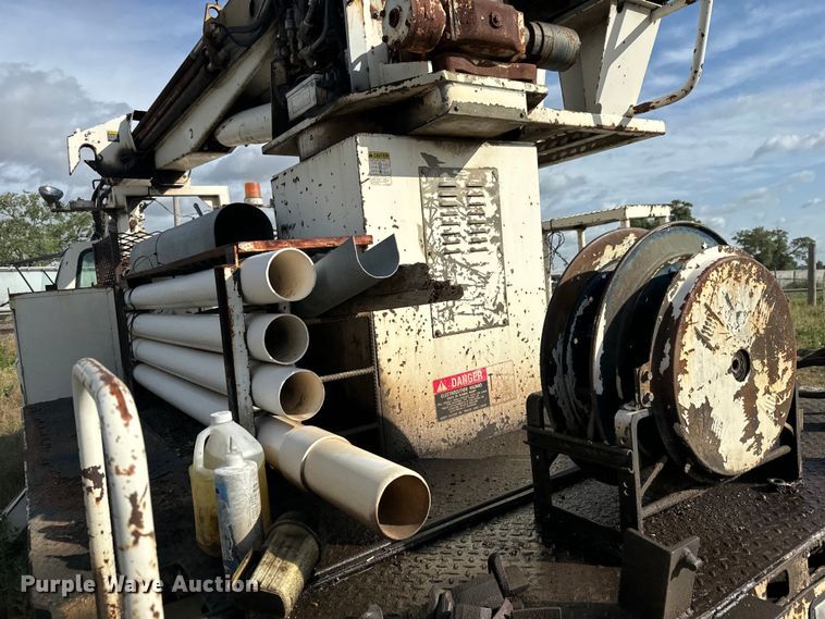 image for item MU9805 1995 Ford  F800 digger derrick truck