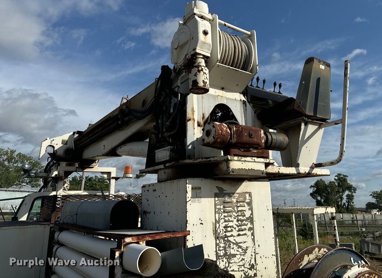 image for item MU9805 1995 Ford  F800 digger derrick truck