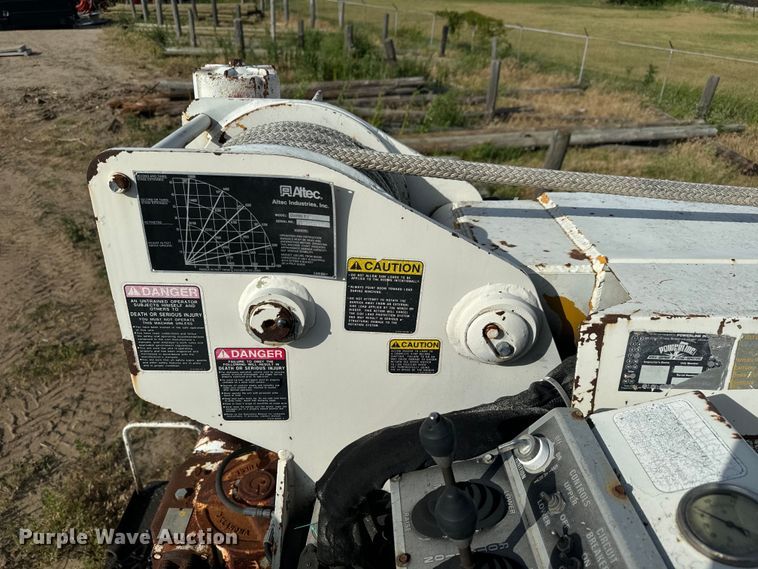 image for item MU9805 1995 Ford  F800 digger derrick truck