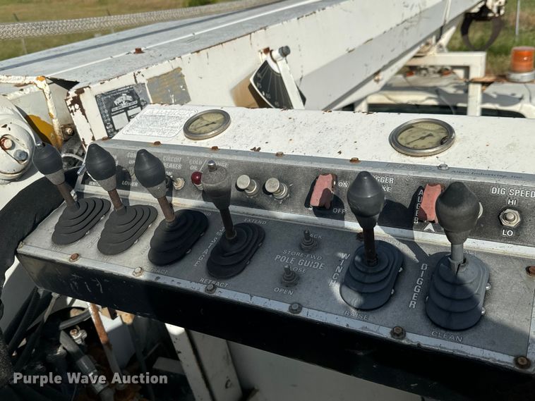 image for item MU9805 1995 Ford  F800 digger derrick truck