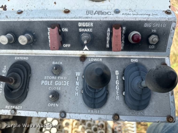 image for item MU9805 1995 Ford  F800 digger derrick truck