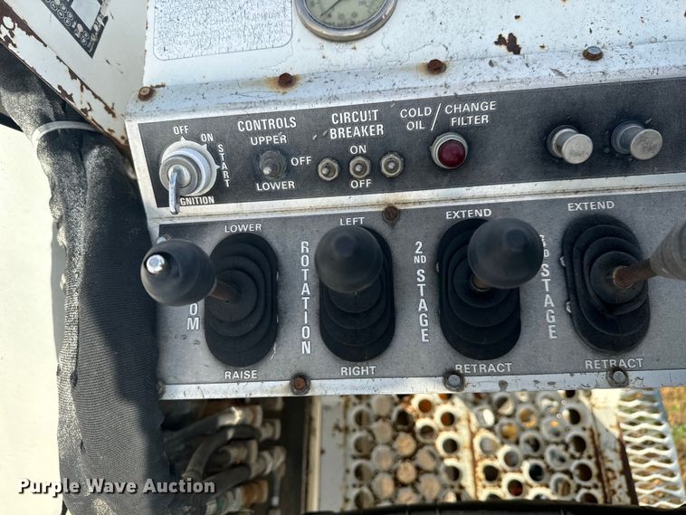 image for item MU9805 1995 Ford  F800 digger derrick truck