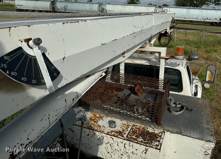 image for item MU9805 1995 Ford  F800 digger derrick truck