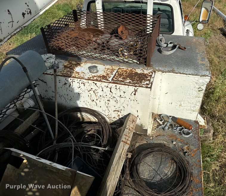 image for item MU9805 1995 Ford  F800 digger derrick truck