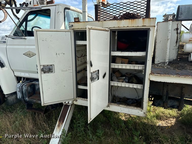 image for item MU9805 1995 Ford  F800 digger derrick truck