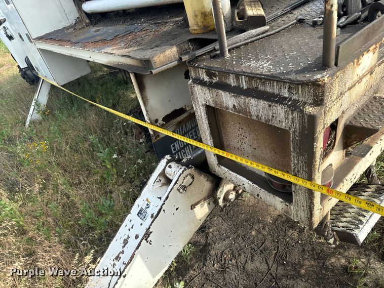 image for item MU9805 1995 Ford  F800 digger derrick truck