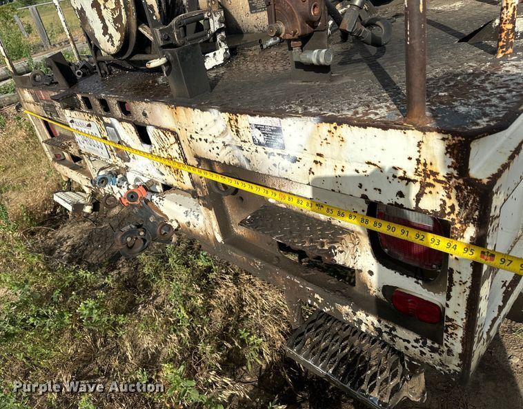 image for item MU9805 1995 Ford  F800 digger derrick truck