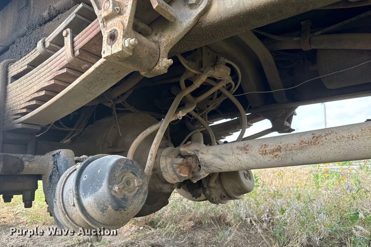 image for item MU9805 1995 Ford  F800 digger derrick truck