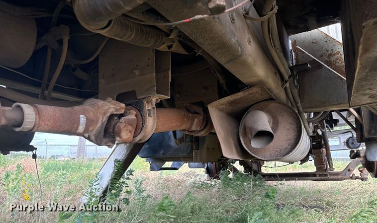 image for item MU9805 1995 Ford  F800 digger derrick truck