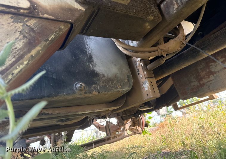 image for item MU9805 1995 Ford  F800 digger derrick truck