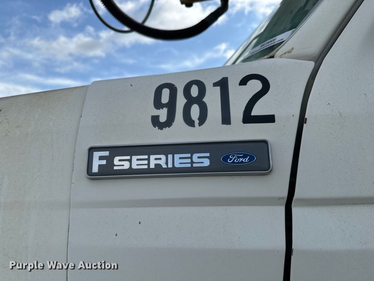 image for item MU9805 1995 Ford  F800 digger derrick truck