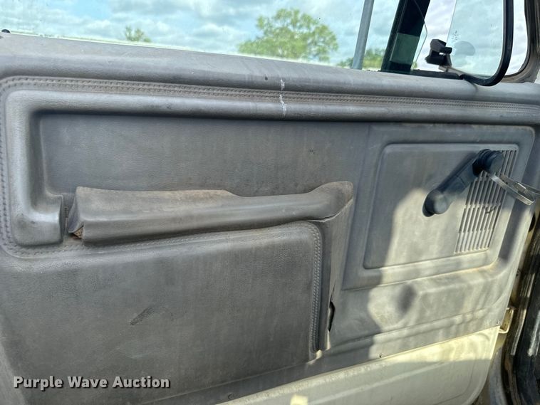 image for item MU9805 1995 Ford  F800 digger derrick truck