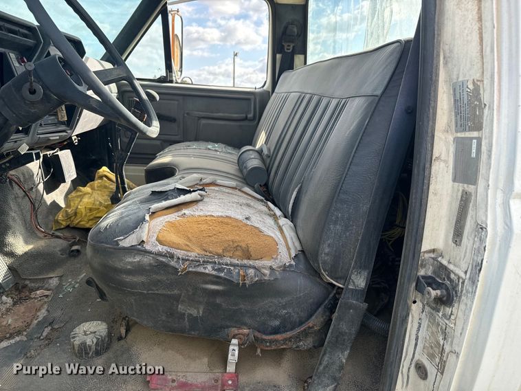 image for item MU9805 1995 Ford  F800 digger derrick truck