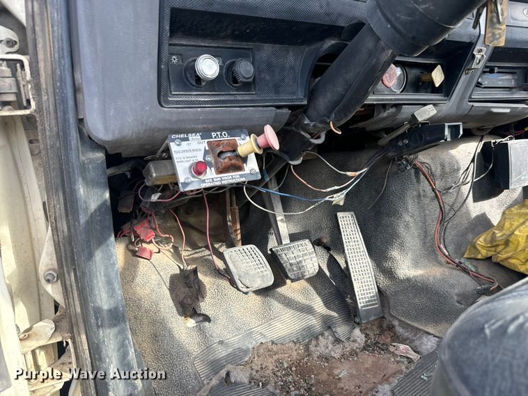 image for item MU9805 1995 Ford  F800 digger derrick truck