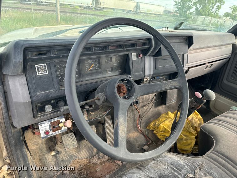 image for item MU9805 1995 Ford  F800 digger derrick truck