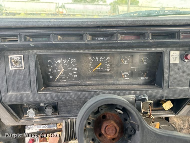 image for item MU9805 1995 Ford  F800 digger derrick truck